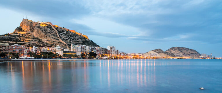 Luzes claras refletem-se nas águas da Costa Blanca, Espanha.