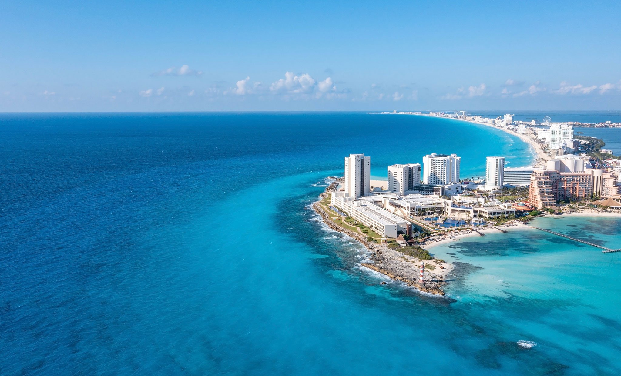 Resorts luxuosos acompanham as praias animadas de Cancún.