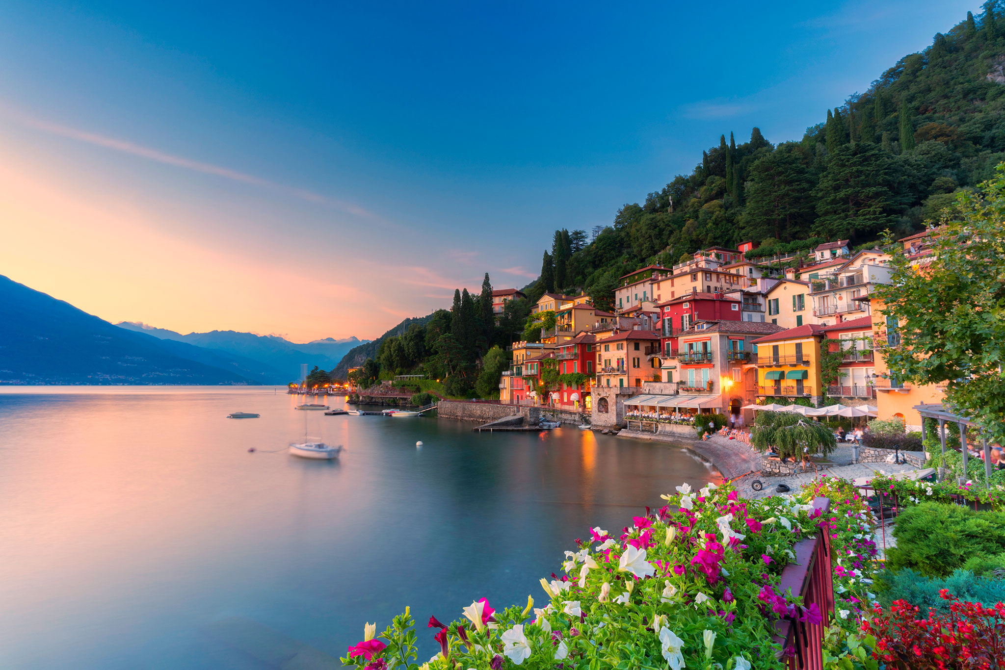 Pôr do sol destaca a tradicional vila de Varenna, às margens do Lago Como.