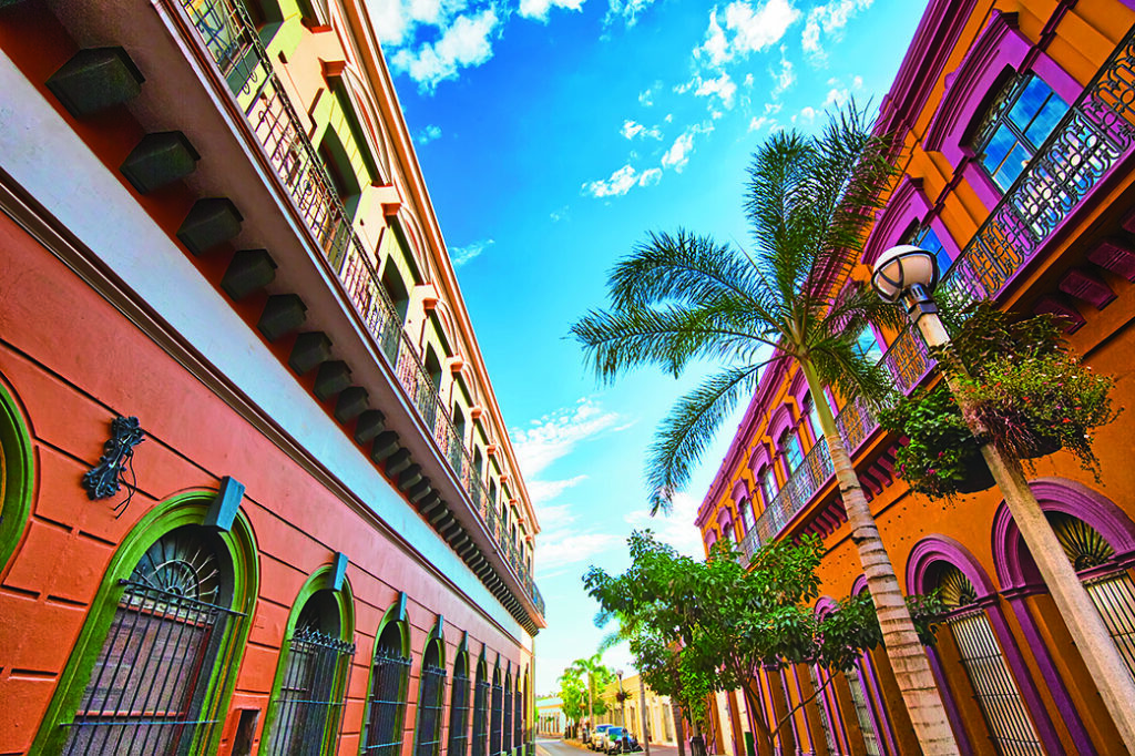 Ruas coloridas da cidade antiga no centro histórico, Mazatlán, México