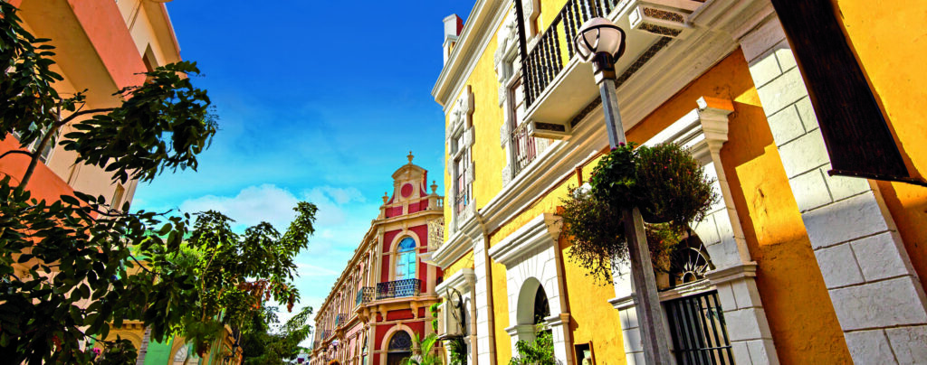 Ruas coloridas da cidade antiga no centro histórico, Mazatlán, México.