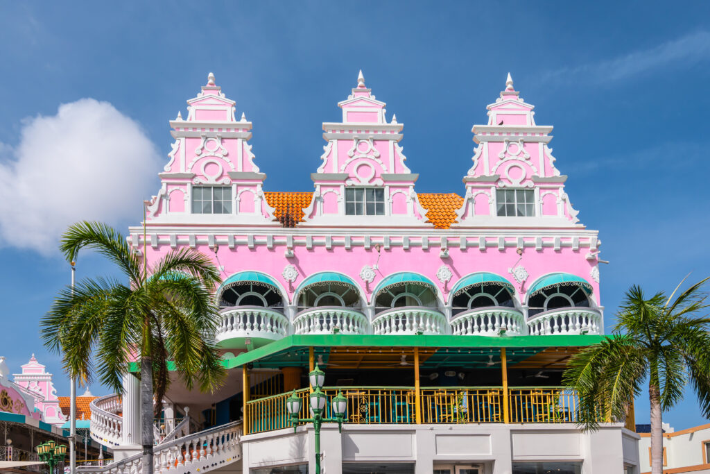 Belas fachadas rosadas na arquitetura colonial holandesa no centro da cidade de Oranjestad, Aruba.