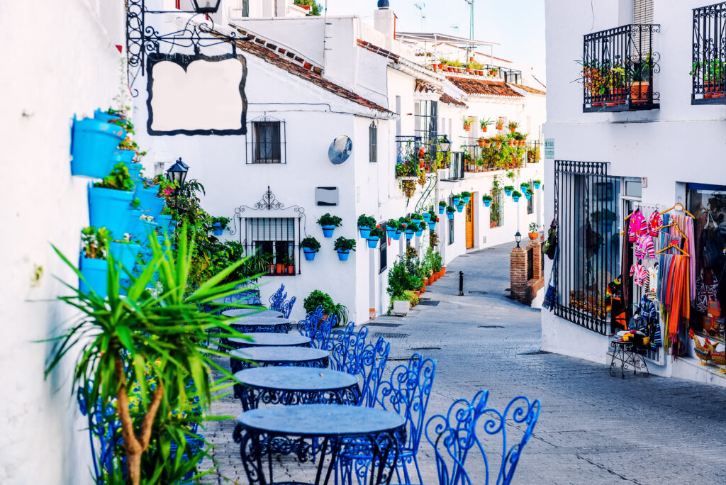 Rua Mijas. Encantadora vila branca na Andaluzia, Costa del Sol. Sul da Espanha